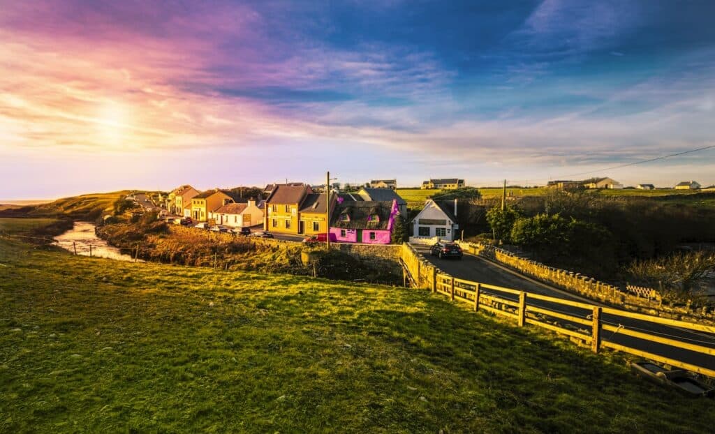 Le village de Doolin au coucher de soleil