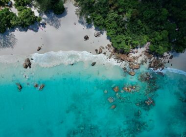 Trazler vous emmène aux Seychelles avec sa sélection de plages incontournables