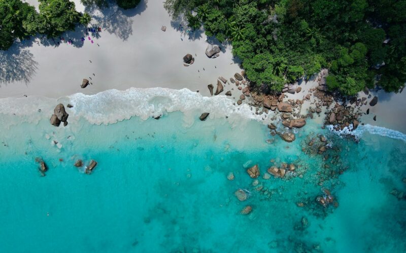 Trazler vous emmène aux Seychelles avec sa sélection de plages incontournables