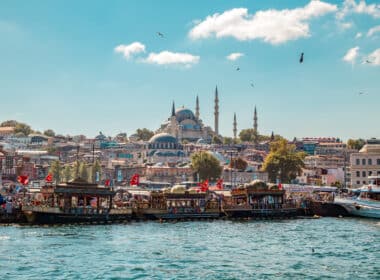 Vue panoramique du Bosphore à Istanbul avec mosquée et bateaux