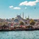 Vue panoramique du Bosphore à Istanbul avec mosquée et bateaux